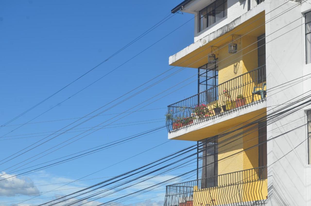 The Quito Guest House With Yellow Balconies For Travellers Dış mekan fotoğraf