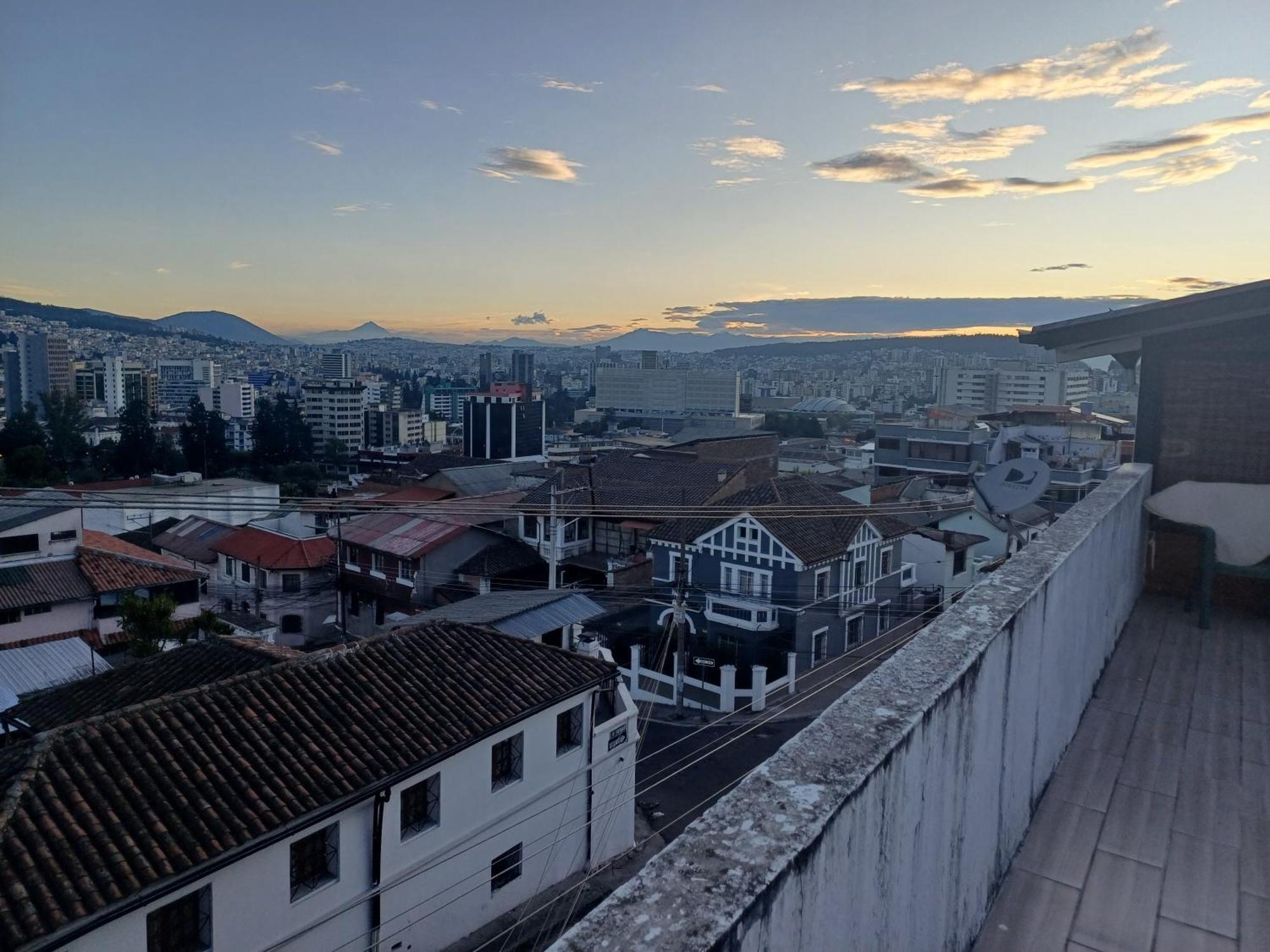 The Quito Guest House With Yellow Balconies For Travellers Dış mekan fotoğraf