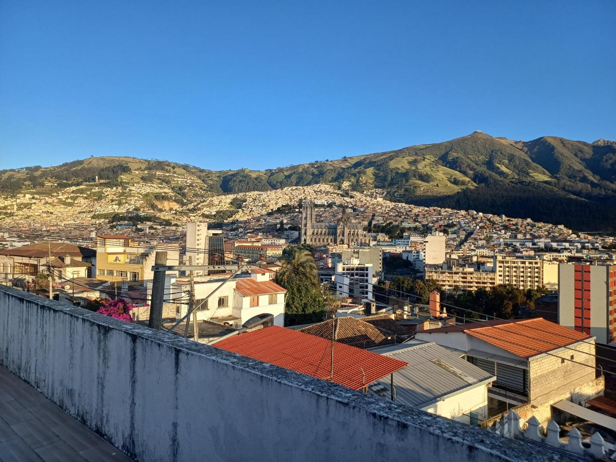 The Quito Guest House With Yellow Balconies For Travellers Dış mekan fotoğraf