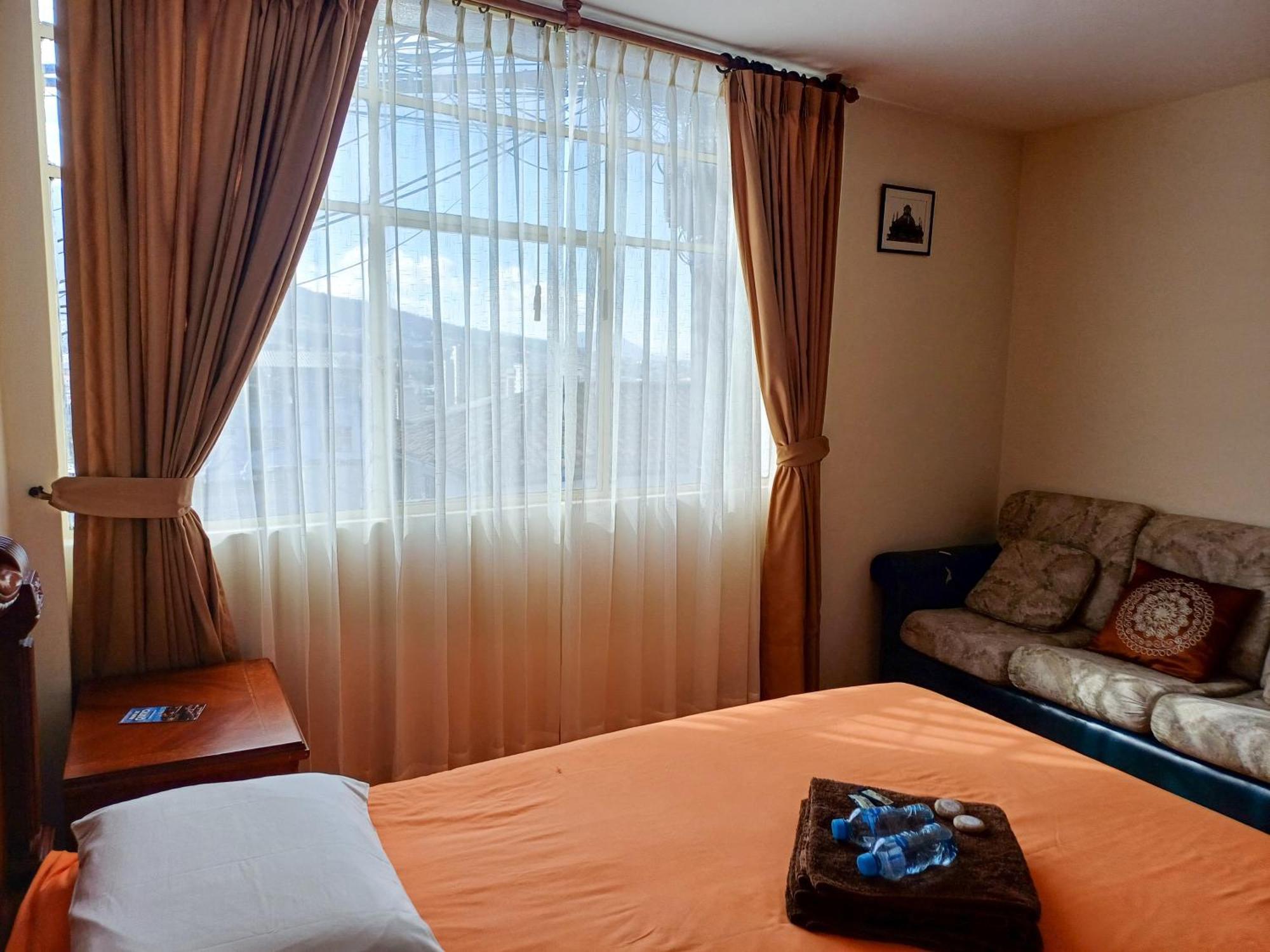 The Quito Guest House With Yellow Balconies For Travellers Dış mekan fotoğraf