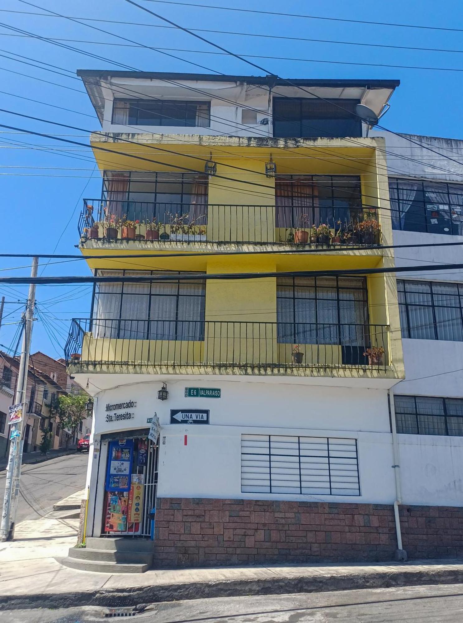 The Quito Guest House With Yellow Balconies For Travellers Dış mekan fotoğraf