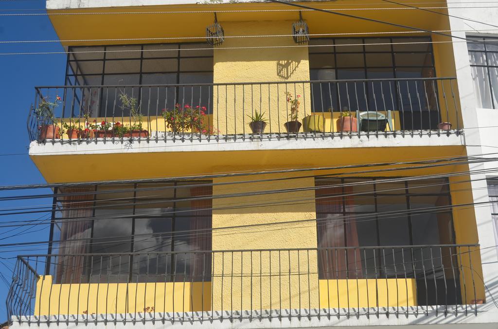 The Quito Guest House With Yellow Balconies For Travellers Dış mekan fotoğraf